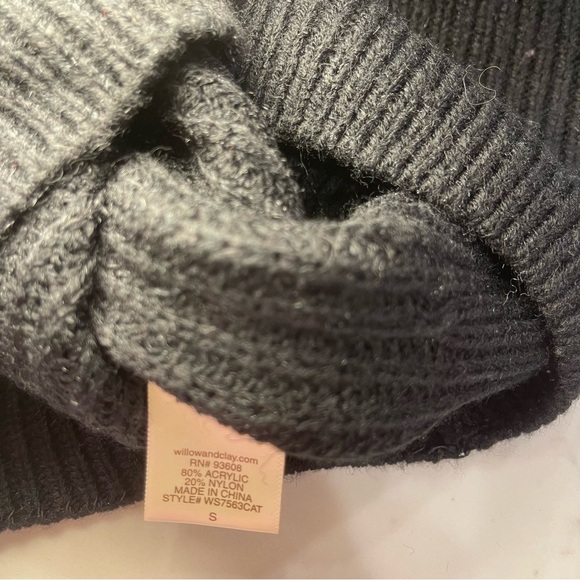 Willow & Clay Black Bubble Sleeve Sweater with Cut out in Back - Picture 13 of 14